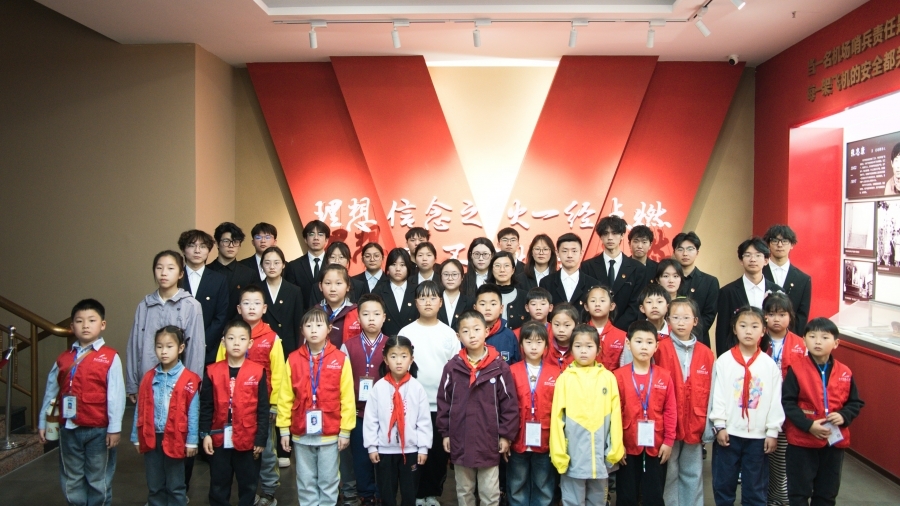 清明追思承薪火 红色基因代代传——​FIFA中国官方网站入口联合现代快报小记者开展清明祭扫主题活动