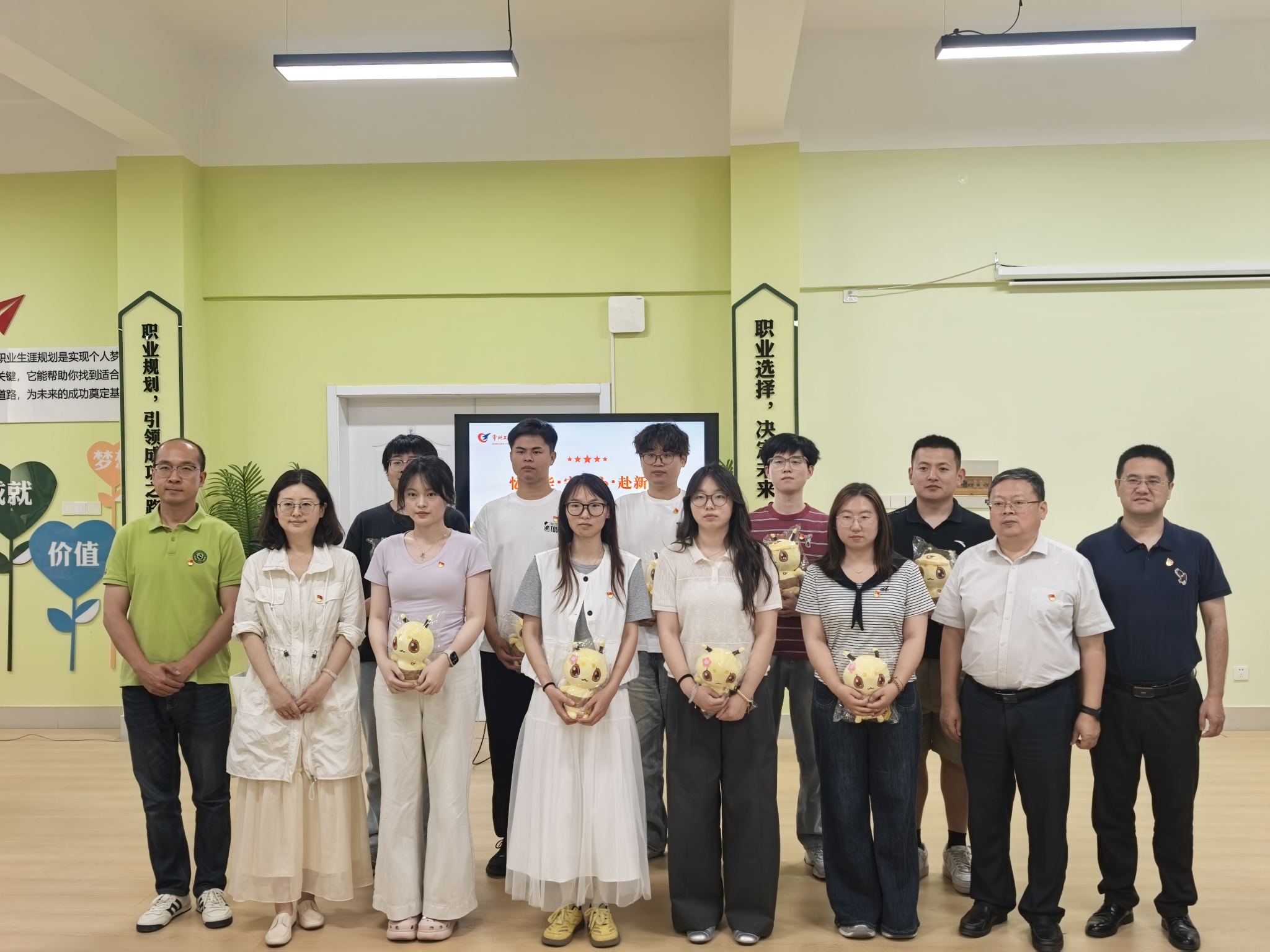 忆韶华·守初心·赴新途——​FIFA中国官方网站入口开展“楼长有约”师生面对面座谈会